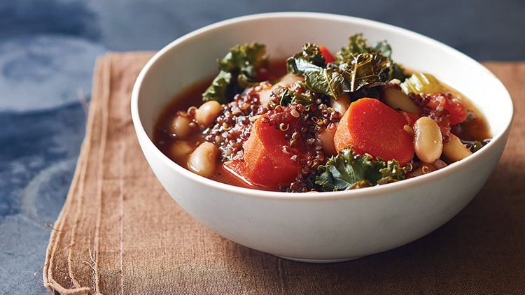 sopa de col rizada y quinoa roja