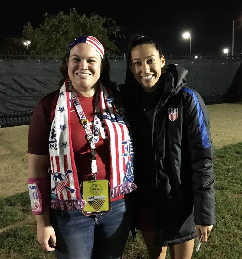 Crystal Cuadra-Cutler (izquierda) con Christen Press, delantera de Angel City FC y veterana de la selección de Estados Unidos, en San José, California, en 2017. (Foto cortesía de Julie Burkhead)