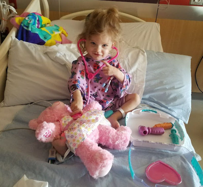 Isabel Siqueiros recuperándose en el hospital después de su trasplante de corazón. (Foto cortesía de la familia Siqueiros)