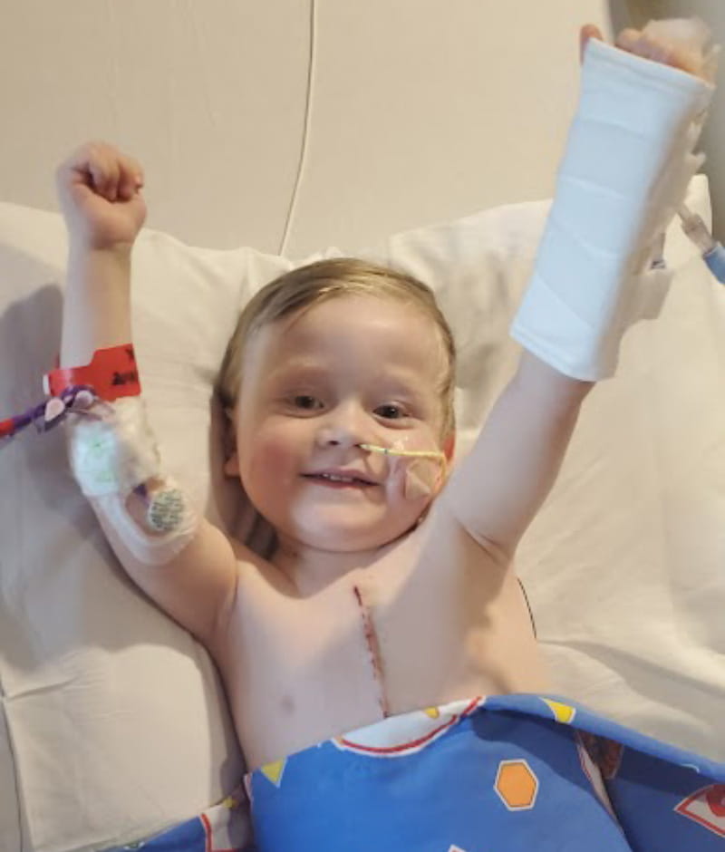 Jason Siqueiros en el hospital después de su trasplante de corazón. El niño pasó por cuatro paros cardíacos antes de recibir un nuevo corazón. (Foto cortesía de la familia Siqueiros)