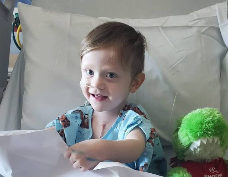 Jaxon Siqueiros recuperándose en el hospital después de recibir un nuevo corazón. Su madre, medio en broma, dijo que la cirugía de Jaxon fue el único
